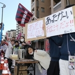 沿道で食品を提供する人たち＝２０２３年１１月１９日、神戸市兵庫区