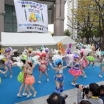 沿道を盛り上げるサンバチーム＝２０２３年１１月１９日、神戸市中央区