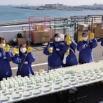 ボランティアの人たちも黄色い手袋＝神戸市中央区