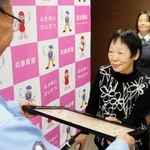 金月照幸署長（左）から感謝状を受け取る田中瞳さん＝中央区吾妻通５、葺合署