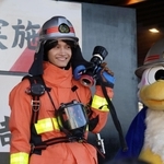 防火服を着たＡぇ！ｇｒｏｕｐの佐野晶哉さん（左）と市消防局のキャラクター「ウーカン」（右）＝兵庫区中之島２