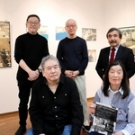 戦前の神戸の景観を３Ｄで再現した竹田眞さん（前列左）と合同作品展の参加メンバー＝こうべまちづくり会館