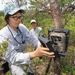 六甲山周辺の山中で市が増設を進めるシカ監視用のセンサーカメラ＝５月２日、北区