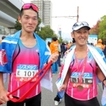 新設されたリレーランで快走し、笑顔の野寄真史さん（左）と小野浩史さん＝中央区港島中町６（撮影・辰巳直之）