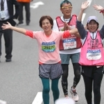 最終走者としてフィニッシュした吉川愛子さん＝中央区港島中町６（撮影・辰巳直之）