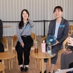 職場の悩みや働き方について話す参加者ら。名倉あかり記者（右端）も司会として参加した＝中央区加納町４