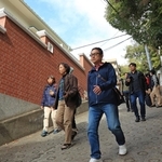 市街地の坂を歩く参加者ら＝中央区諏訪山町