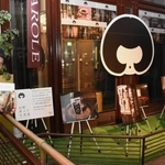 ビルの一角や店舗内でリレー写真展を開いている「元町モダンガールプロジェクト」のメンバー＝中央区元町通３、パルパローレビル