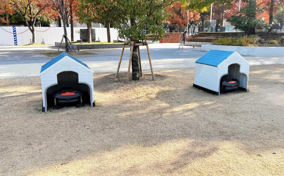 芝刈りロボのおうちは犬小屋風!? GPSで管理、充電へ自動で「帰宅