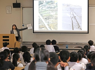 甲南小４年生に阪神・淡路大震災時の淡路島の様子を伝える中村有沙記者＝神戸市東灘区住吉本町１（撮影・長嶺麻子）