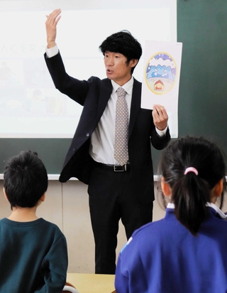 津波や地震の時の対応を教える長谷川元気さん＝宮川小学校