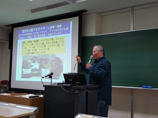 ボランティア団体「海と空の約束プロジェクト」の活動について話す西谷寛さん＝神戸大