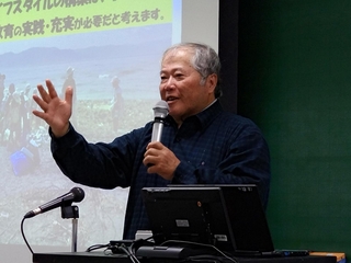 学生らに向け、生き物観察会の様子を語る西谷寛さん＝神戸大