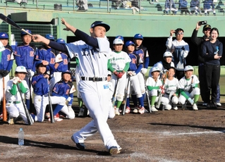 子どもたちが見守る中、ホームランを打って見せる西武・栗山巧外野手＝神戸市須磨区、Ｇ７スタジアム神戸