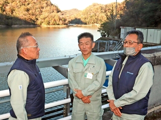 当時の状況について話す千苅浄水事務所の永里忠裕所長（左）と実際に捜索をした職員２人＝神戸市北区道場町生野