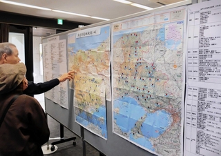 学童集団疎開先を示した地図などを展示する戦争展＝妙法華院