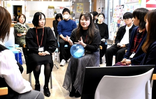 「私にとっての幸せって？」。家族や仕事について考える参加者ら＝西区学園西町１