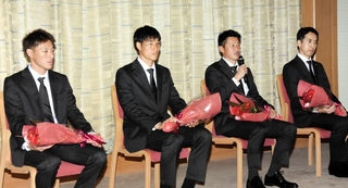 Ｊ１連覇を達成し、神戸市役所で優勝報告を行うヴィッセル神戸の吉田孝行監督（左から３人目）、山川哲史主将（同２人目）ら＝中央区