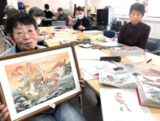 新聞紙で七福神のちぎり絵を作った植田成子さん＝中央区八雲通６