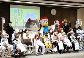 「かなしきデブ猫ちゃん」の主人公マルや兵庫県警のマスコット「こうへいくん」が病院を訪れた＝中央区港島南町１