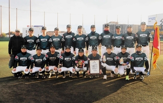 ２連覇を果たした後藤回漕店の選手ら＝Ｇ７スタジアム神戸
