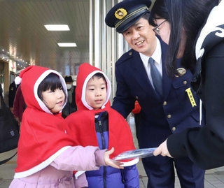 啓発チラシを配るサンタクロース姿の園児たち＝灘区永手町４