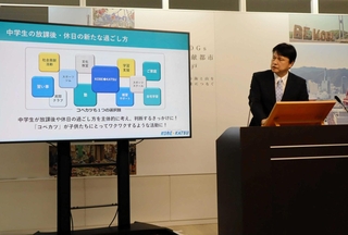 部活の運営主体が学校から地域団体に移行する取り組みについて説明する福本靖教育長＝神戸市役所