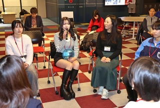 「私らしさ」をテーマに話し合う参加者ら＝東灘区岡本９