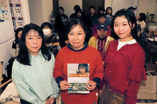 短編映画「わたしの居場所」の試写会に参加した浜嶋仁美監督（中央）と、出演した鳩野景さん（左）、竹綱かなえさん＝神戸市灘区船寺通１