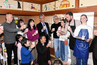神戸などで暮らすウクライナ人の交流施設「ウクライナハウス」のオープンを祝って乾杯するボグダン・チャバニュクさん（右から２人目）ら＝神戸市中央区栄町通２