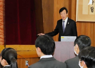 高校生に神戸市の重要施策などを説明する久元喜造市長＝須磨区宝田町２、滝川高校
