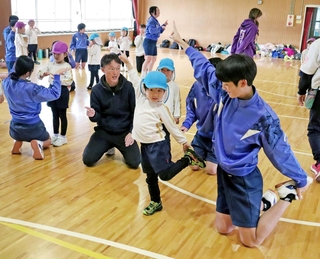 ダンスを保育園児に教える太田中学校の生徒ら＝須磨区大黒町５