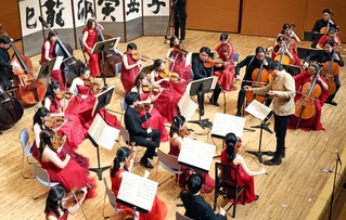 プログラム終盤に登場した佐渡裕さんの指揮で演奏を披露したスーパーストリングスコーベ＝中央区東川崎町１（撮影・小林良多）