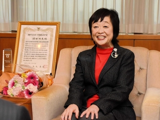 スポーツ特別功労賞を受け、久元喜造市長らと笑顔で懇談する増田明美さん＝神戸市役所