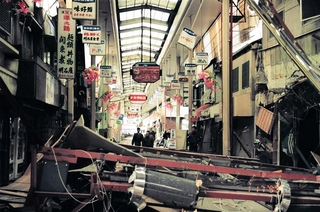激しい揺れによって店の柱などが倒れて道路をふさぎ、倒壊した店舗も捉えられた一枚＝１９９５年１月１７日（和田幹司さん撮影、神戸アーカイブ写真館提供）