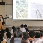 甲南小４年生に阪神・淡路大震災時の淡路島の様子を伝える中村有沙記者＝神戸市東灘区住吉本町１（撮影・長嶺麻子）