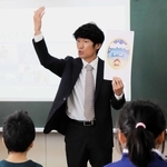 津波や地震の時の対応を教える長谷川元気さん＝宮川小学校