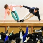 ジェスチャーゲームで児童を盛り上げるマユリカの阪本さん（右）と中谷さん＝神戸市西区井吹台東町５、井吹東小学校