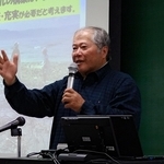 学生らに向け、生き物観察会の様子を語る西谷寛さん＝神戸大