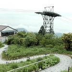 廃止が決まった「六甲有馬ロープウェー」表六甲線の支柱＝灘区六甲山町（２０２１年５月撮影）