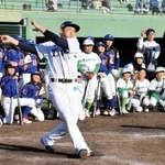 子どもたちが見守る中、ホームランを打って見せる西武・栗山巧外野手＝神戸市須磨区、Ｇ７スタジアム神戸