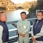 当時の状況について話す千苅浄水事務所の永里忠裕所長（左）と実際に捜索をした職員２人＝神戸市北区道場町生野