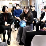 「私にとっての幸せって？」。家族や仕事について考える参加者ら＝西区学園西町１