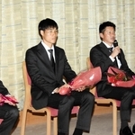 Ｊ１連覇を達成し、神戸市役所で優勝報告を行うヴィッセル神戸の吉田孝行監督（左から３人目）、山川哲史主将（同２人目）ら＝中央区