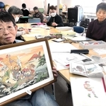 新聞紙で七福神のちぎり絵を作った植田成子さん＝中央区八雲通６