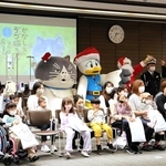 「かなしきデブ猫ちゃん」の主人公マルや兵庫県警のマスコット「こうへいくん」が病院を訪れた＝中央区港島南町１