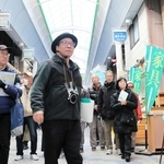 「灘オヤジラボ」のメンバー（手前）がおすすめスポットを案内＝神戸市灘区水道筋５