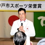 パリ五輪総合馬術団体で銅メダルを獲得し、神戸市スポーツ栄誉賞の贈呈式に出席した北島隆三選手＝同市役所