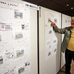 西神ニュータウン研究会の歩みをたどる展示会で、スケッチを紹介する橋本彰さん＝西区糀台５、区文化センター