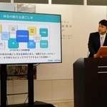 部活の運営主体が学校から地域団体に移行する取り組みについて説明する福本靖教育長＝神戸市役所